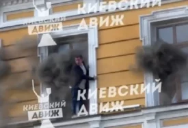 (VIDEO) UŽASNI PRIZORI IZ KIJEVA Ljudi u panici kroz prozore bježe ispred PLAMENA KOJI GUTA ZGRADU