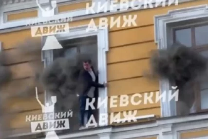 (VIDEO) UŽASNI PRIZORI IZ KIJEVA Ljudi u panici kroz prozore bježe ispred PLAMENA KOJI GUTA ZGRADU