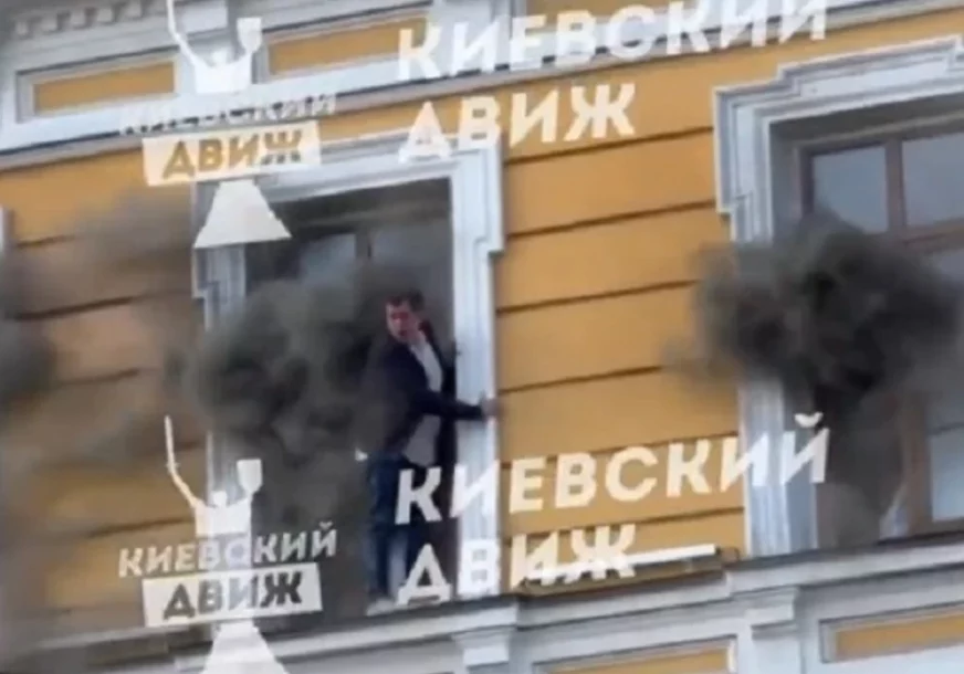 (VIDEO) UŽASNI PRIZORI IZ KIJEVA Ljudi u panici kroz prozore bježe ispred PLAMENA KOJI GUTA ZGRADU