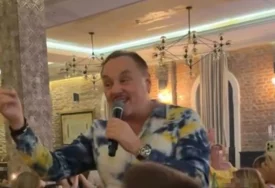 (FOTO) POZNATI PJEVAČ POSTAO DEDA Knez slavio rođenje unuke, evo ko je bio na veselju
