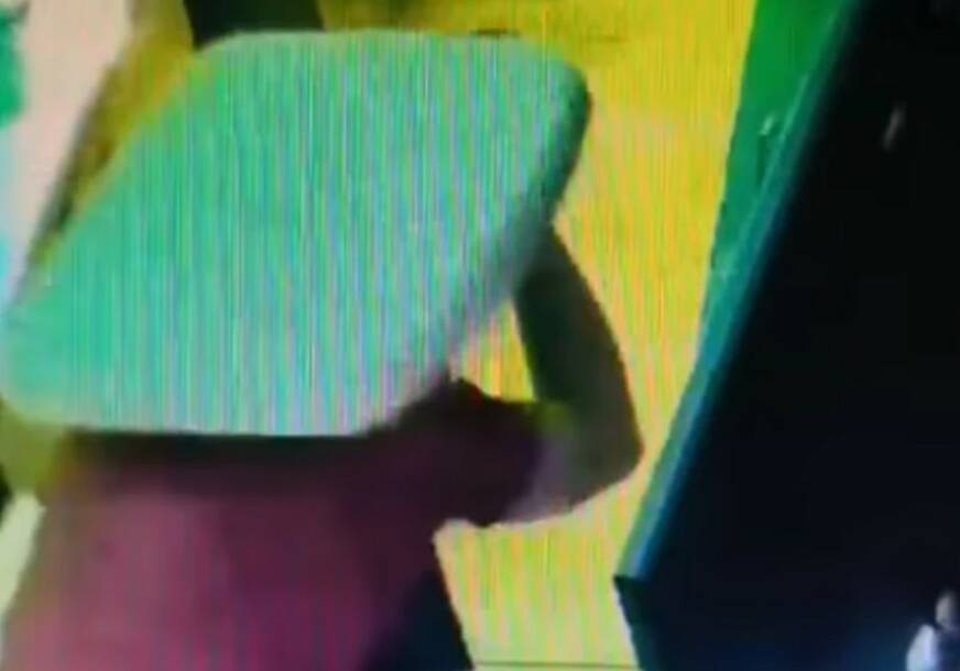 (VIDEO) Bizarna krađa: Lopov mislio da će ostati neotkriven ako stavi jastuče na glavu, ali je ipak uhapšen