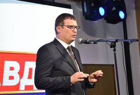 (FOTO) Božović sa tribine u Doboju: U centru politike buduće vlasti biće ŽIVOT OBIČNOG ČOVJEKA