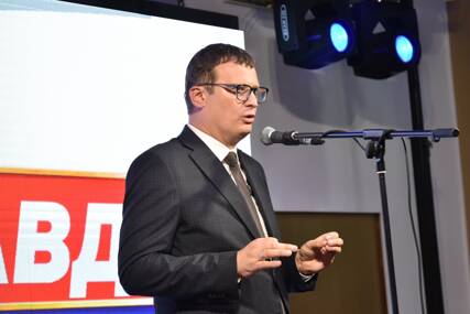 (FOTO) Božović sa tribine u Doboju: U centru politike buduće vlasti biće ŽIVOT OBIČNOG ČOVJEKA