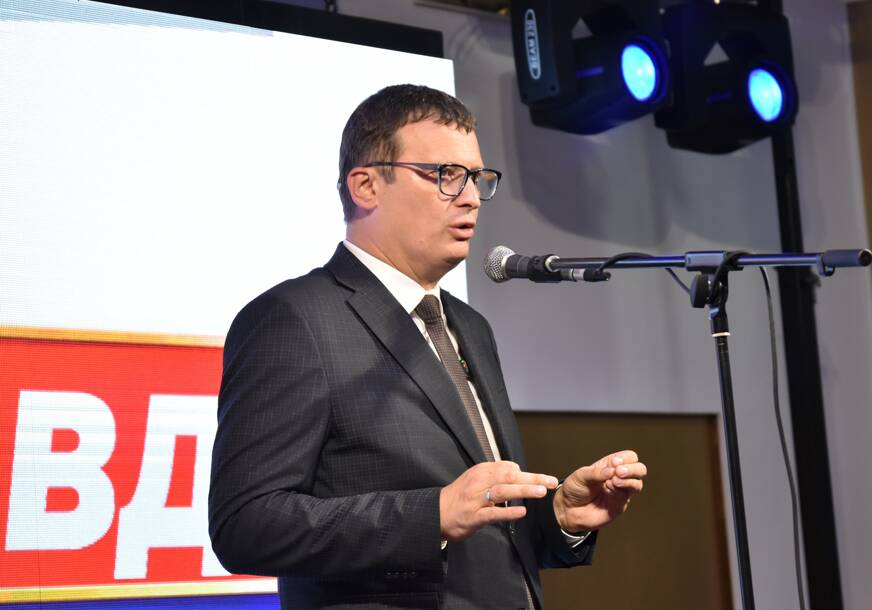(FOTO) Božović sa tribine u Doboju: U centru politike buduće vlasti biće ŽIVOT OBIČNOG ČOVJEKA