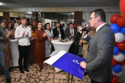 (FOTO) Tribina SDS u Brčkom "Da Republiku Srpsku oslobodimo od terora koji ima od postojeće, nenarodne vlasti"
