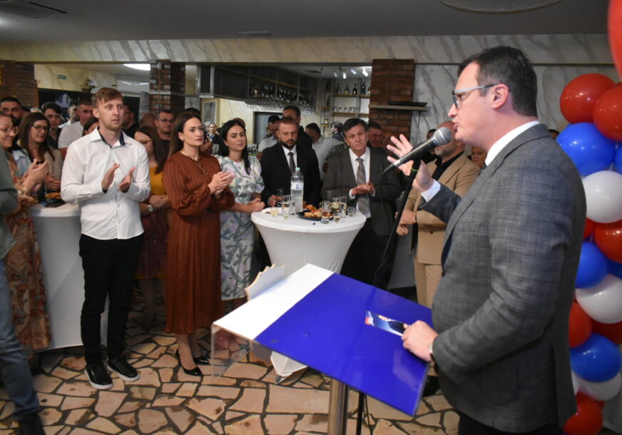 (FOTO) Tribina SDS u Brčkom "Da Republiku Srpsku oslobodimo od terora koji ima od postojeće, nenarodne vlasti"