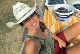 (VIDEO) BERE GROŽĐE I ČUVA KOKOŠKE Kćerka Jovana Memedovića pokazala kako obavlja seoske poslove