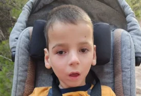 MALOM MIHAELU (7) POTREBNA NAŠA POMOĆ Tri operacije glave, hidrocefalus i cerebralna paraliza, porodica više ne može sama