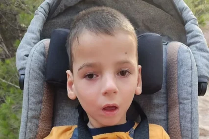 MALOM MIHAELU (7) POTREBNA NAŠA POMOĆ Tri operacije glave, hidrocefalus i cerebralna paraliza, porodica više ne može sama