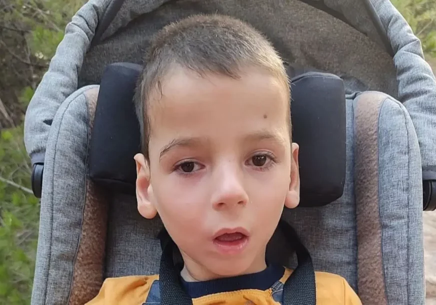 MALOM MIHAELU (7) POTREBNA NAŠA POMOĆ Tri operacije glave, hidrocefalus i cerebralna paraliza, porodica više ne može sama