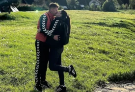(FOTO) DINČA I SUPRUGA ZAPALILI VATRU ZA ZIMNICU Bivša voditeljka pokazala kako peku paprike za domaći ajvar