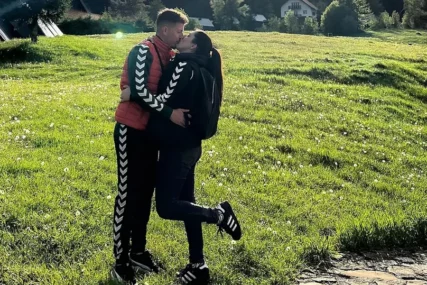 (FOTO) DINČA I SUPRUGA ZAPALILI VATRU ZA ZIMNICU Bivša voditeljka pokazala kako peku paprike za domaći ajvar