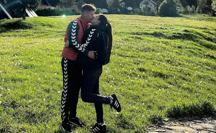 (FOTO) DINČA I SUPRUGA ZAPALILI VATRU ZA ZIMNICU Bivša voditeljka pokazala kako peku paprike za domaći ajvar