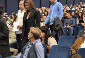 (VIDEO) ON BIJELOJ KOŠULJI, ONA U CRNOM ODIJELU Milan Kalinić u društvu zgodne brinete, svi se pitaju KO JE ATRAKTIVNA LJEPOTICA