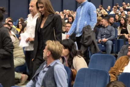 (VIDEO) ON BIJELOJ KOŠULJI, ONA U CRNOM ODIJELU Milan Kalinić u društvu zgodne brinete, svi se pitaju KO JE ATRAKTIVNA LJEPOTICA