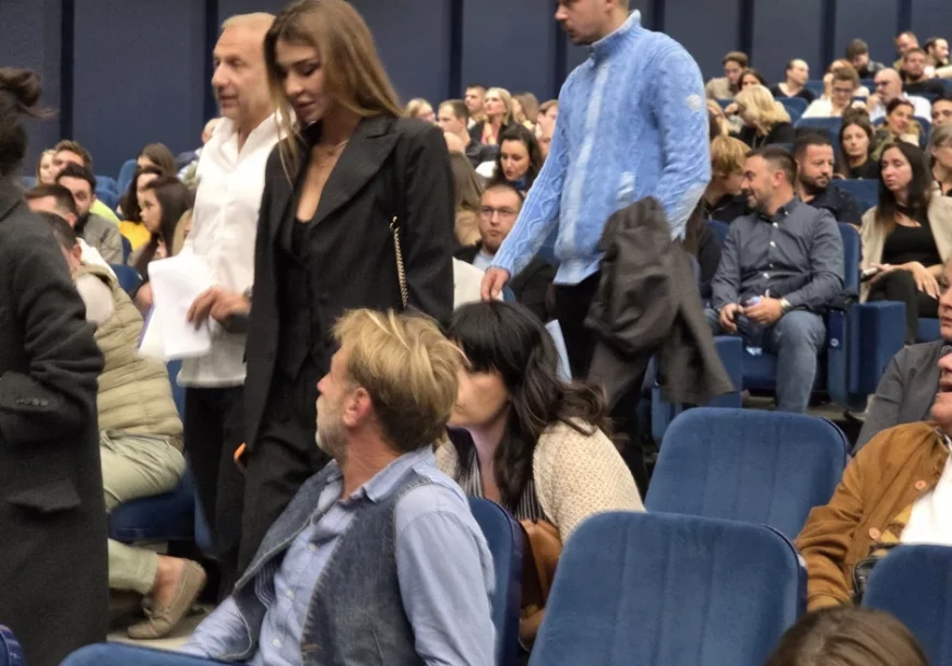 (VIDEO) ON BIJELOJ KOŠULJI, ONA U CRNOM ODIJELU Milan Kalinić u društvu zgodne brinete, svi se pitaju KO JE ATRAKTIVNA LJEPOTICA