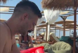 (VIDEO) CIJELA PLAŽA GLEDA U NJEGA Milan Vasić uspavljuje sina, sa nasljednikom i ženom ljetuje u Grčkoj