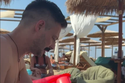 (VIDEO) CIJELA PLAŽA GLEDA U NJEGA Milan Vasić uspavljuje sina, sa nasljednikom i ženom ljetuje u Grčkoj