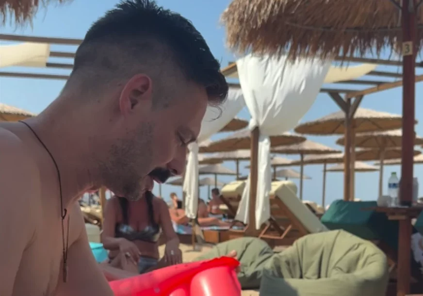 (VIDEO) CIJELA PLAŽA GLEDA U NJEGA Milan Vasić uspavljuje sina, sa nasljednikom i ženom ljetuje u Grčkoj