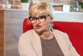 (FOTO) "IZGURAH I TO" Pjevačica se 10 godina bori sa rakom, sad podijelila fotografiju nakon operacije, fotografija tjera suze na oči