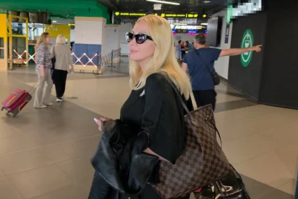 (VIDEO) "NAJTEŽE MI PADA ODVOJENOST OD BEBE" Milica Todorović stigla u Srbiju sa nastupa, krije lice iza tamnih naočara, pa otkrila istinu