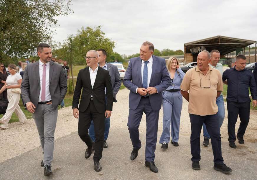 (FOTO) "Ko hoće da radi, može dobro da živi" Dodik posjetio "Farmu Babić", ovo poručio domaćim poljoprivrednicima