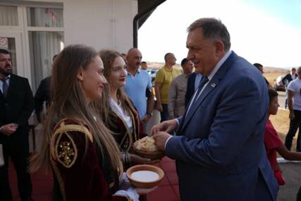 (FOTO) "Politika SNSD garantuje mir" Dodik poručio da su ovi izbori važni jer će uništiti jednu generaciju OPOZICIJE
