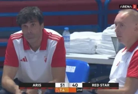 (FOTO) MILOŠ TEODOSIĆ USLIKAN NAKON POMIRENJA SA BIVŠOM Zabrinuto gleda u pod, telefon ne ispušta iz ruku, evo gde se nalazi