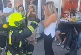 (VIDEO) SIRENE, VATROGASNA OPREMA I PRSTEN Vatrogasac iz Mostara priredio iznenađenje djevojci i zaprosio je na originalan način