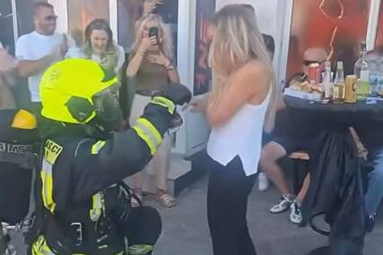 (VIDEO) SIRENE, VATROGASNA OPREMA I PRSTEN Vatrogasac priredio iznenađenje djevojci i zaprosio je na originalan način