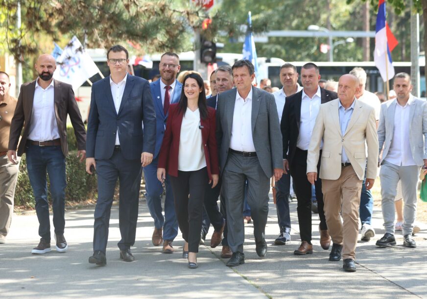 (FOTO) “Naš program može da posluži kao ekspoze budućeg mandatara” Trivićeva najavila prosječnu platu od 3.500 KM i 30.000 radnih mjesta