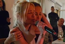 (VIDEO, FOTO) NATAŠA BEKVALAC ODUŠEVILA NA 46. ROĐENDANU Prija joj prišla dok je pjevala „Mala leđa“, a torta je posebna priča