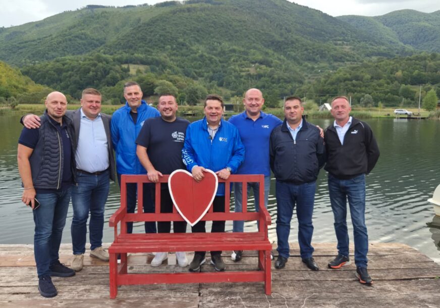 (FOTO) Stevandićeva poruka sa tribine US u Jezeru "Nema umora kada vidim koliko nam ljudi prilazi"