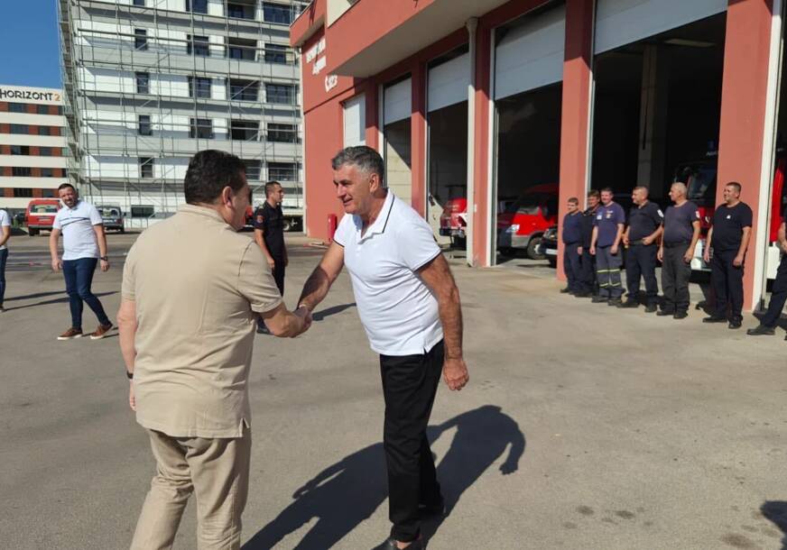 (VIDEO, FOTO) Zadivljen njihovim radom: Stevandić uručio opremu Teritorijalno - vatrogasnoj jedinici Trebinje
