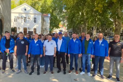 "Plava kolona" preplavila ulice u Trebinju: Ujedinjena Srpska održala još jednu NESVAKIDAŠNJU TRIBINU u Hercegovini