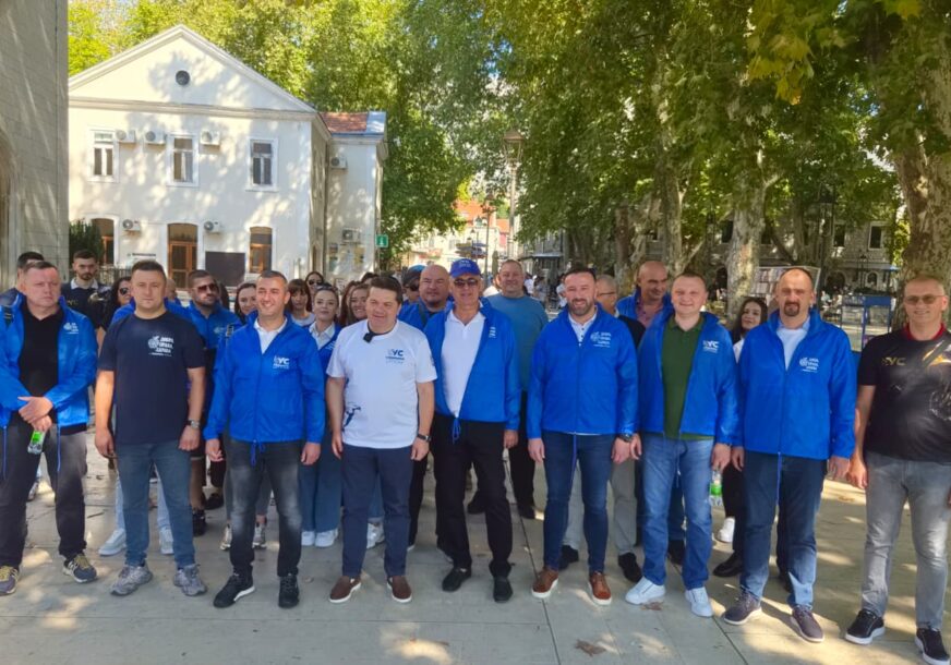 "Plava kolona" preplavila ulice u Trebinju: Ujedinjena Srpska održala još jednu NESVAKIDAŠNJU TRIBINU u Hercegovini