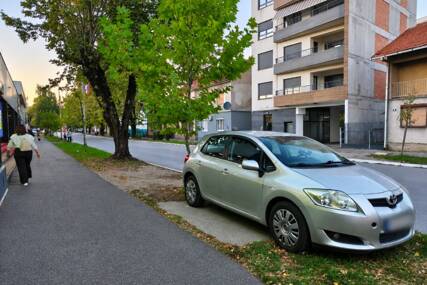 (FOTO) NJEMU PARKING NE TREBA Auto ostavljen gdje se vozaču prohtjelo i to u centru Banjaluke