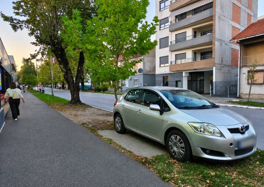 (FOTO) NJEMU PARKING NE TREBA Auto ostavljen gdje se vozaču prohtjelo i to u centru Banjaluke