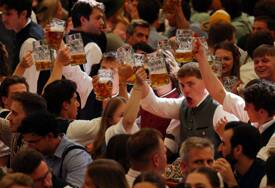 NIJE ZNAO ZA SEBE Mladić (19) probio led, popio cijelu flašu votke na Oktoberfestu, pa završio na infuziji
