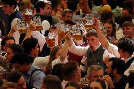 NIJE ZNAO ZA SEBE Mladić (19) probio led, popio cijelu flašu votke na Oktoberfestu, pa završio na infuziji