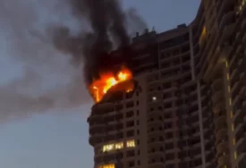(VIDEO) PAKAO NA NEBU I ZEMLJI Masovni udar Moskve raketama i dronovima na Odesu, stambena zgrada razorena, ima povrijeđenih