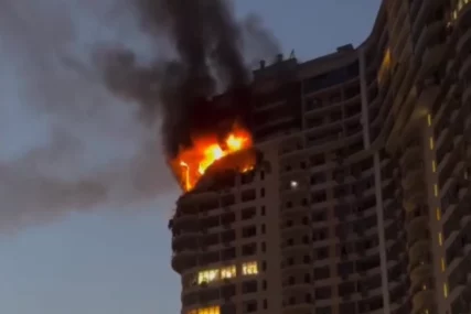 (VIDEO) PAKAO NA NEBU I ZEMLJI Masovni udar Moskve raketama i dronovima na Odesu, stambena zgrada razorena, ima povrijeđenih
