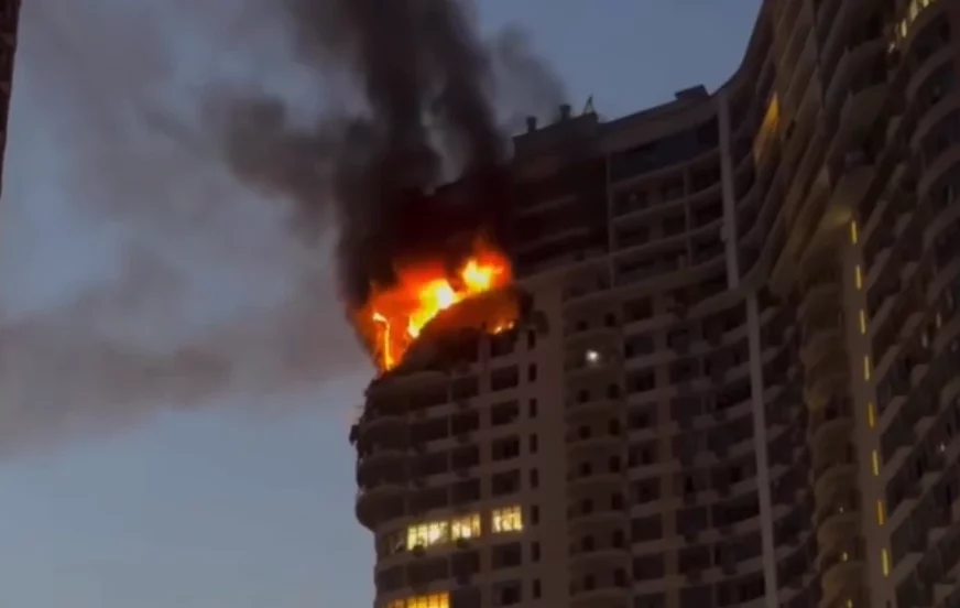 (VIDEO) PAKAO NA NEBU I ZEMLJI Masovni udar Moskve raketama i dronovima na Odesu, stambena zgrada razorena, ima povrijeđenih