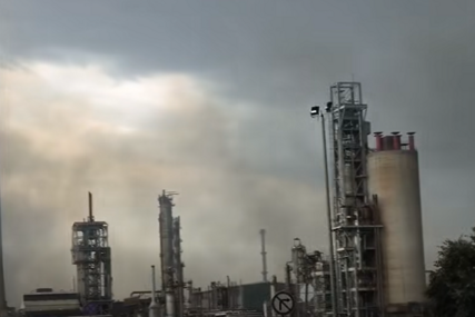 (VIDEO, FOTO) Požar kutinskoj Petrokemiji: Ogroman crni dim diže se iznad fabrike