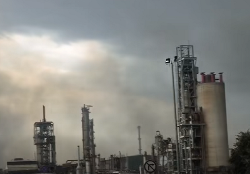 (VIDEO, FOTO) Požar kutinskoj Petrokemiji: Ogroman crni dim diže se iznad fabrike