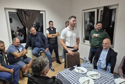 (FOTO) Poslanički kandidat RSS Zdravko Perić u Pučilama: Cijeli život gledamo ista lica na bilbordima, podržite sada mlade ljude