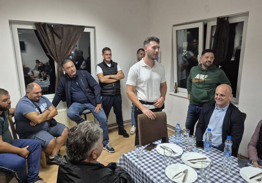 (FOTO) Poslanički kandidat RSS Zdravko Perić u Pučilama: Cijeli život gledamo ista lica na bilbordima, podržite sada mlade ljude