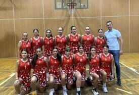 "Sportisti su najbolji ambasadori" Zoranović i Ristić obezbijedili dresove za žensku ekipu Košarkaškog kluba Vlasenica