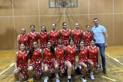 "Sportisti su najbolji ambasadori" Zoranović i Ristić obezbijedili dresove za žensku ekipu Košarkaškog kluba Vlasenica