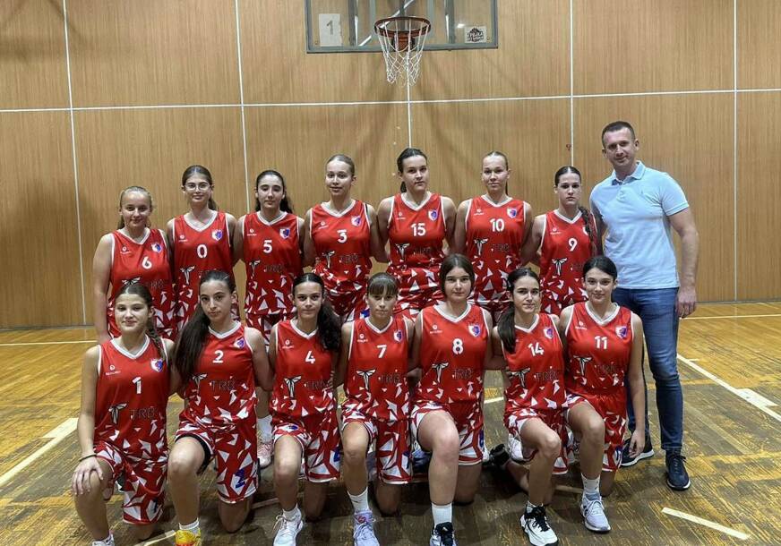 "Sportisti su najbolji ambasadori" Zoranović i Ristić obezbijedili dresove za žensku ekipu Košarkaškog kluba Vlasenica